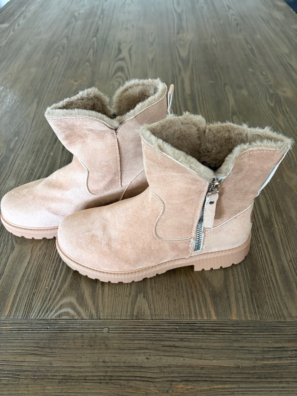 Women’s Faux-Suede Shearling Lined Ankle Boots size 8